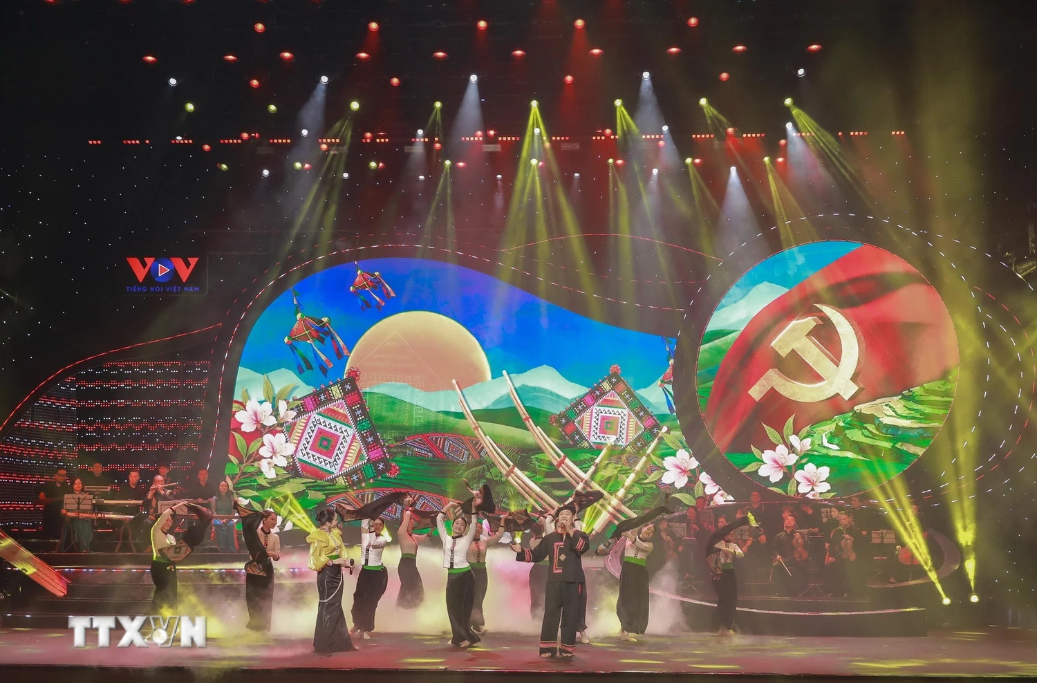 Khẳng định niềm tin son sắt với Đảng qua ngôn ngữ văn hóa nghệ thuật