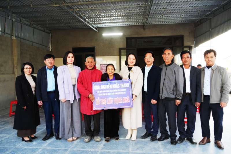 Xã Hoằng Tiến trao kinh phí hỗ trợ xây nhà cho hộ có hoàn cảnh khó khăn