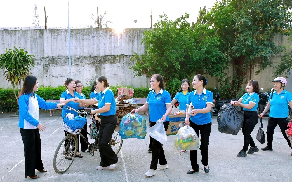 Phụ nữ phường Bỉm Sơn lan tỏa lối sống xanh từ hoạt động đổi phế liệu lấy cây xanh