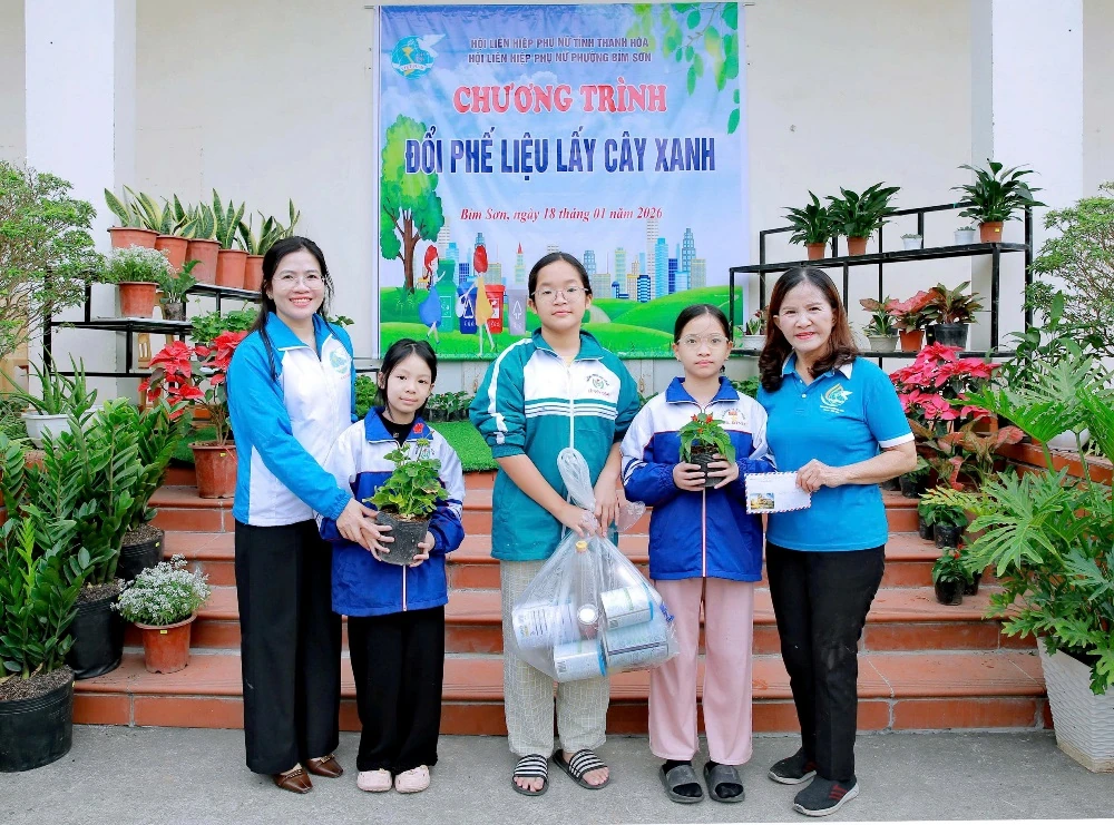 Phụ nữ phường Bỉm Sơn lan tỏa lối sống xanh từ hoạt động đổi phế liệu lấy cây xanh