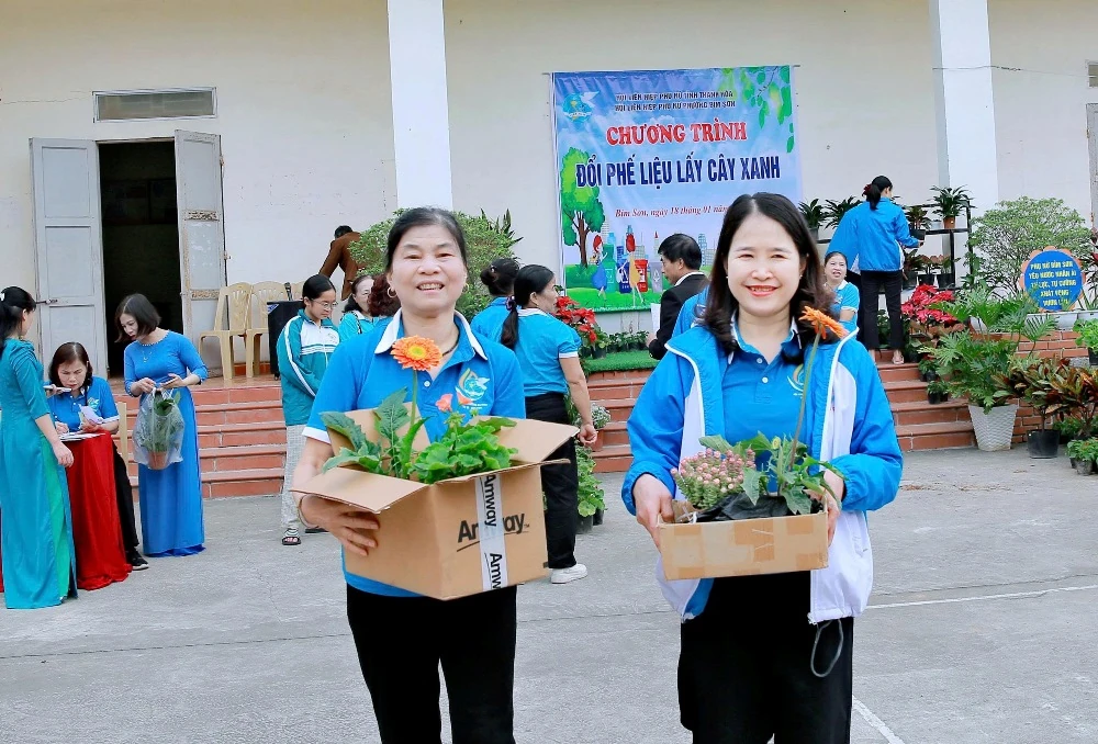 Phụ nữ phường Bỉm Sơn lan tỏa lối sống xanh từ hoạt động đổi phế liệu lấy cây xanh