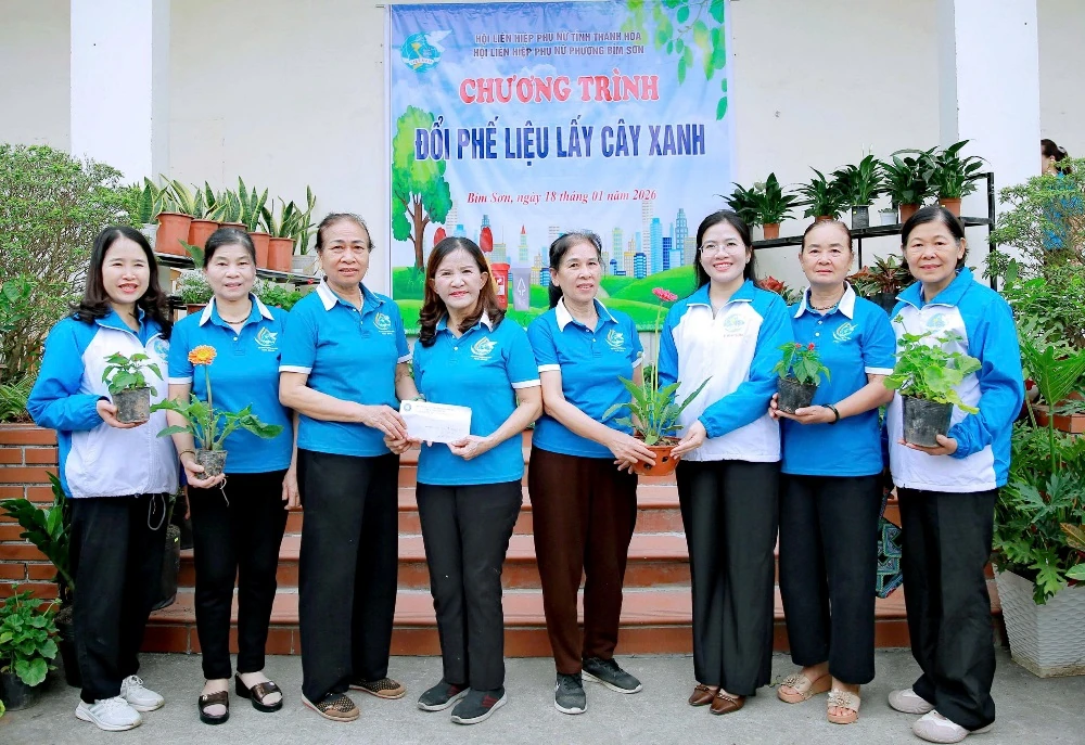 Phụ nữ phường Bỉm Sơn lan tỏa lối sống xanh từ hoạt động đổi phế liệu lấy cây xanh