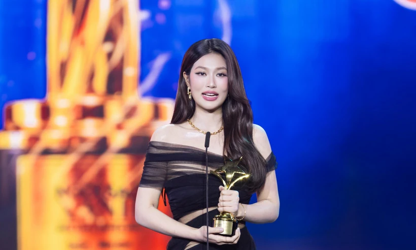 Hoa hậu Thiên Ân nhận giải thưởng Nữ diễn viên được yêu thích nhất