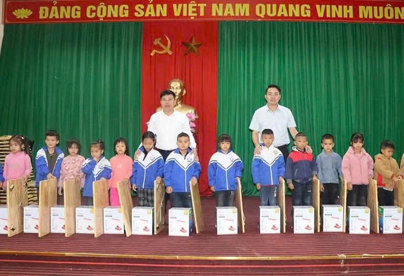 “Bàn học cho em”, chuyện ở Thiên Phủ