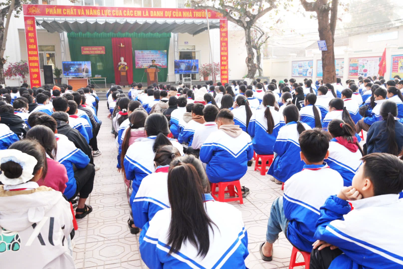 Công an xã Hoằng Tiến phối hợp tuyên truyền pháp luật cho học sinh trước Tết