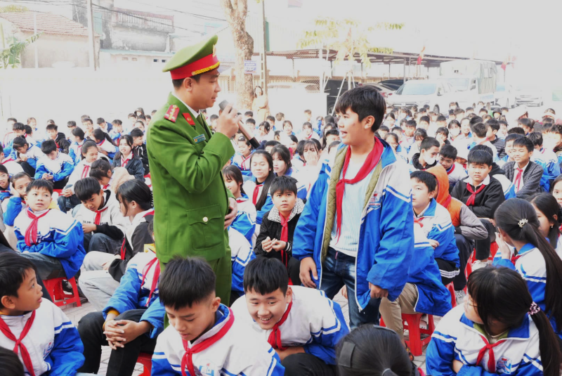 Công an xã Hoằng Tiến phối hợp tuyên truyền pháp luật cho học sinh trước Tết