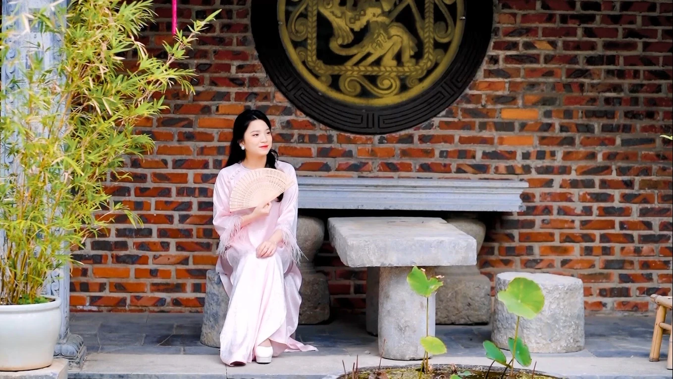 Áo dài check in mùa Tết