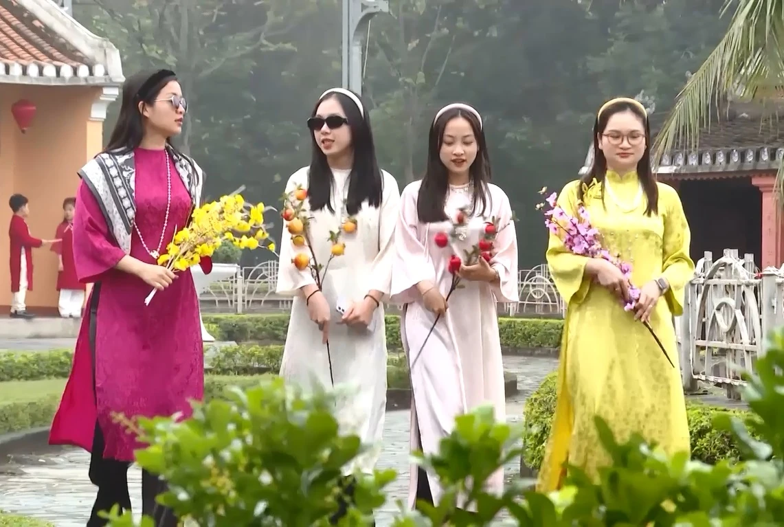 Áo dài check in mùa Tết