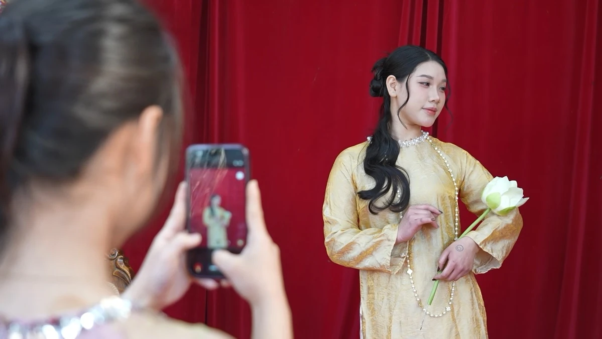 Áo dài check in mùa Tết