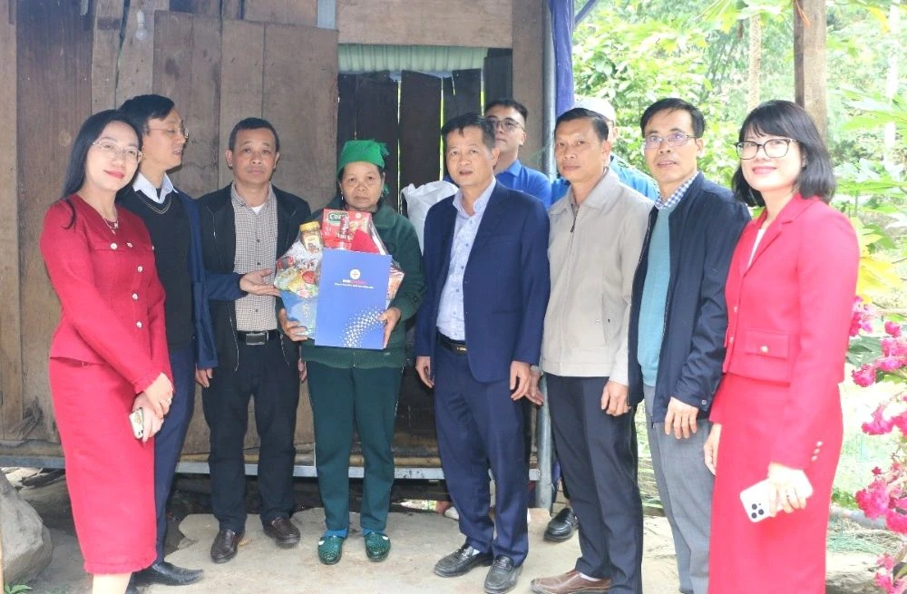 Gói trọn yêu thương trong từng món quà Tết đến với bà con xã Trung Sơn