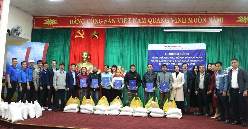 Gói trọn yêu thương trong từng món quà Tết đến với bà con xã Trung Sơn