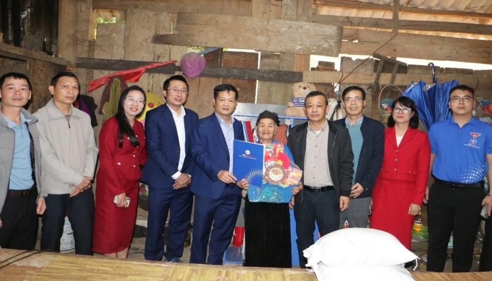 Gói trọn yêu thương trong từng món quà Tết đến với bà con xã Trung Sơn