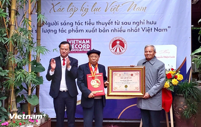 Xác lập Kỷ lục Việt Nam cho tác giả U90 từng viết 100 cuốn tiểu thuyết