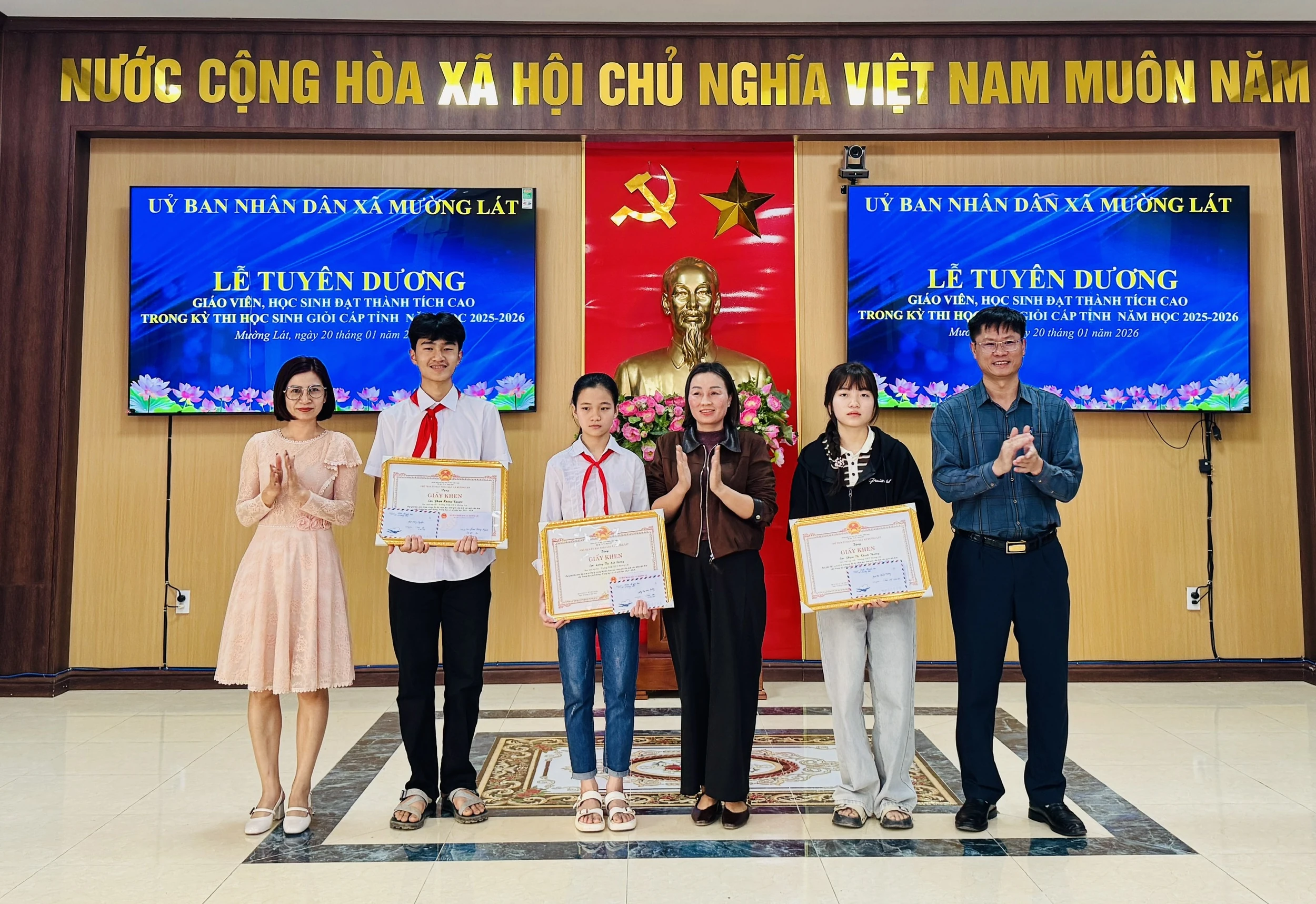 Mường Lát tuyên dương giáo viên và học sinh đoạt thành tích cao trong kỳ thi học sinh giỏi cấp tỉnh