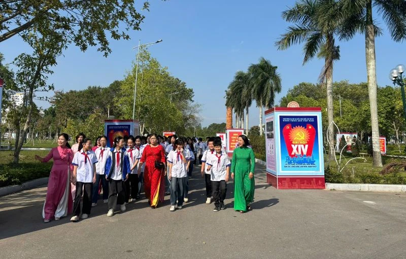 Học sinh hào hứng tham quan triển lãm tranh cổ động chào mừng Đại hội đại biểu toàn quốc lần thứ XIV của Đảng