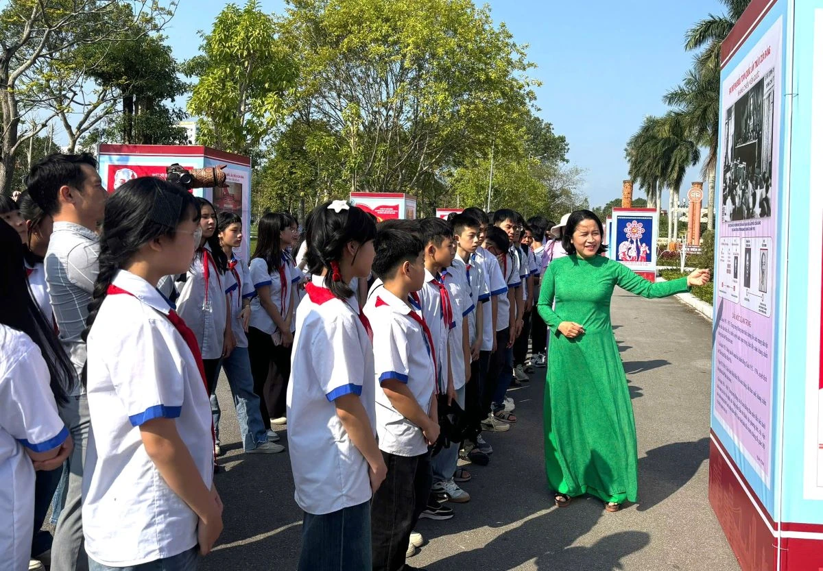 Học sinh hào hứng tham quan triển lãm tranh cổ động chào mừng Đại hội đại biểu toàn quốc lần thứ XIV của Đảng