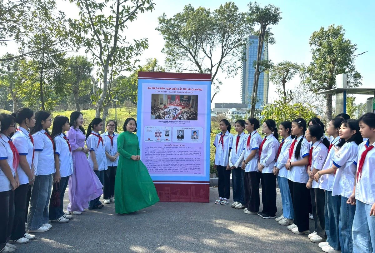 Học sinh hào hứng tham quan triển lãm tranh cổ động chào mừng Đại hội đại biểu toàn quốc lần thứ XIV của Đảng