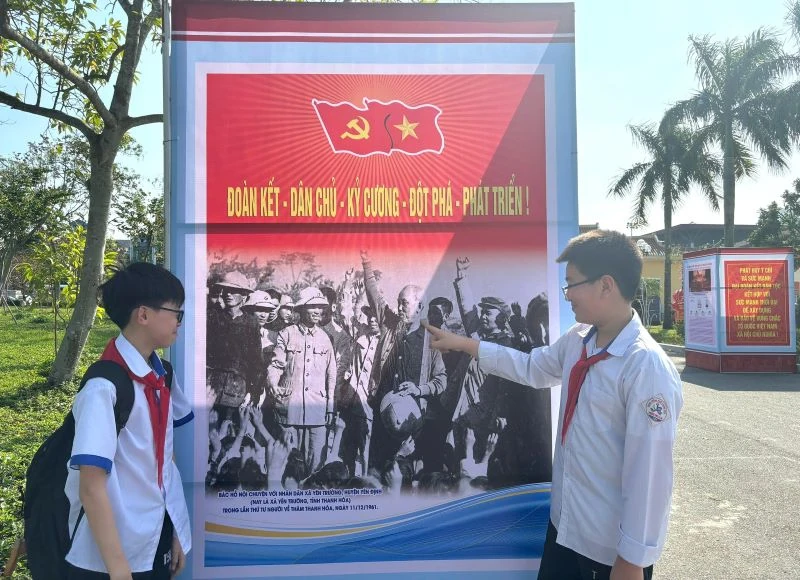 Học sinh hào hứng tham quan triển lãm tranh cổ động chào mừng Đại hội đại biểu toàn quốc lần thứ XIV của Đảng