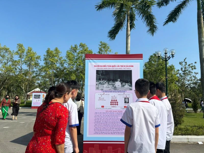 Học sinh hào hứng tham quan triển lãm tranh cổ động chào mừng Đại hội đại biểu toàn quốc lần thứ XIV của Đảng