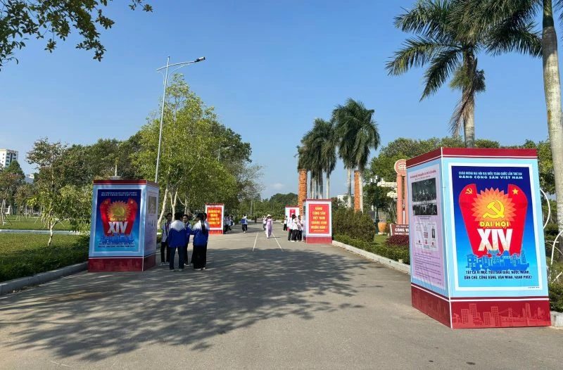 Học sinh hào hứng tham quan triển lãm tranh cổ động chào mừng Đại hội đại biểu toàn quốc lần thứ XIV của Đảng