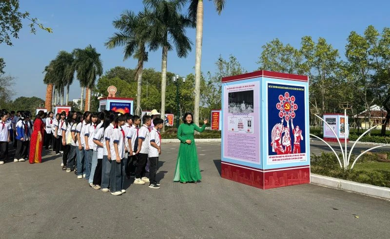 Học sinh hào hứng tham quan triển lãm tranh cổ động chào mừng Đại hội đại biểu toàn quốc lần thứ XIV của Đảng