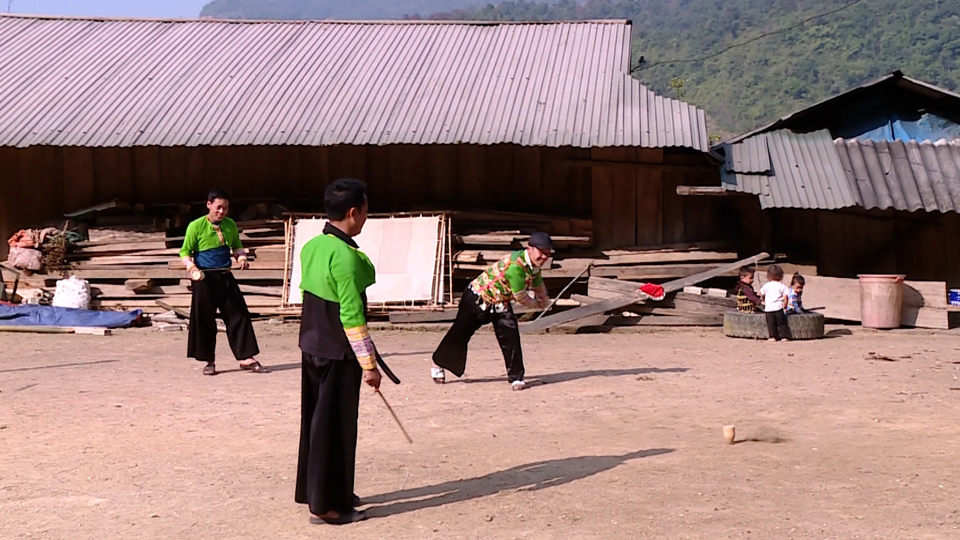 Lốc cốc tiếng cù mùa xuân...