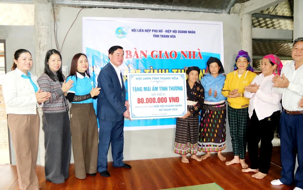 Bàn giao “Mái ấm tình thương” cho hội viên phụ nữ đặc biệt khó khăn