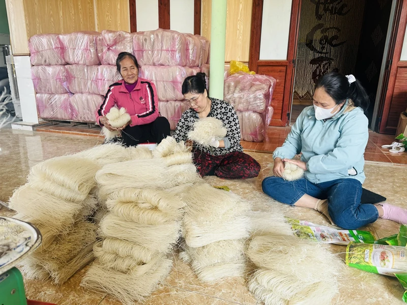 Mùa tết của làng nghề miến gạo Thăng Long