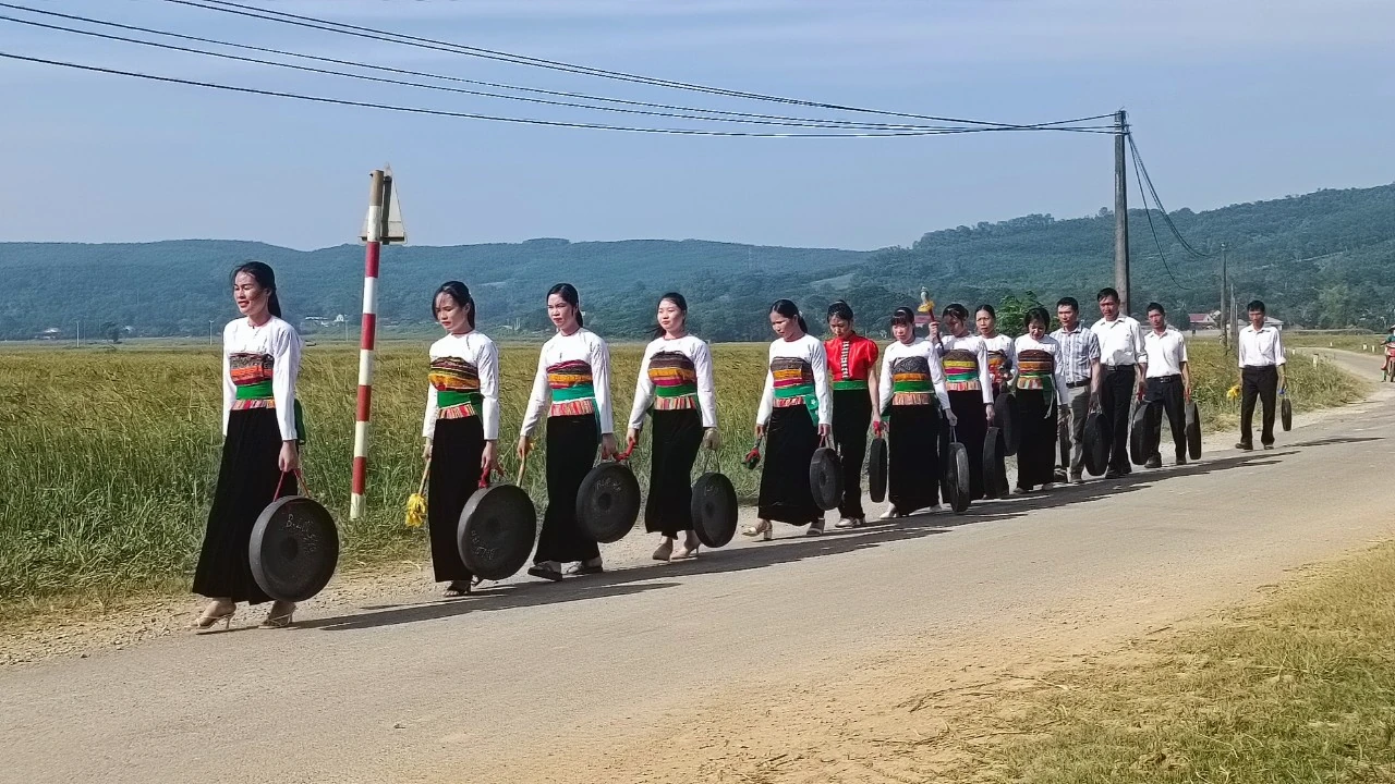 Ngày xuân vui rộn tiếng cồng chiêng bản Mường