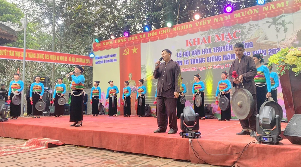 Ngày xuân vui rộn tiếng cồng chiêng bản Mường