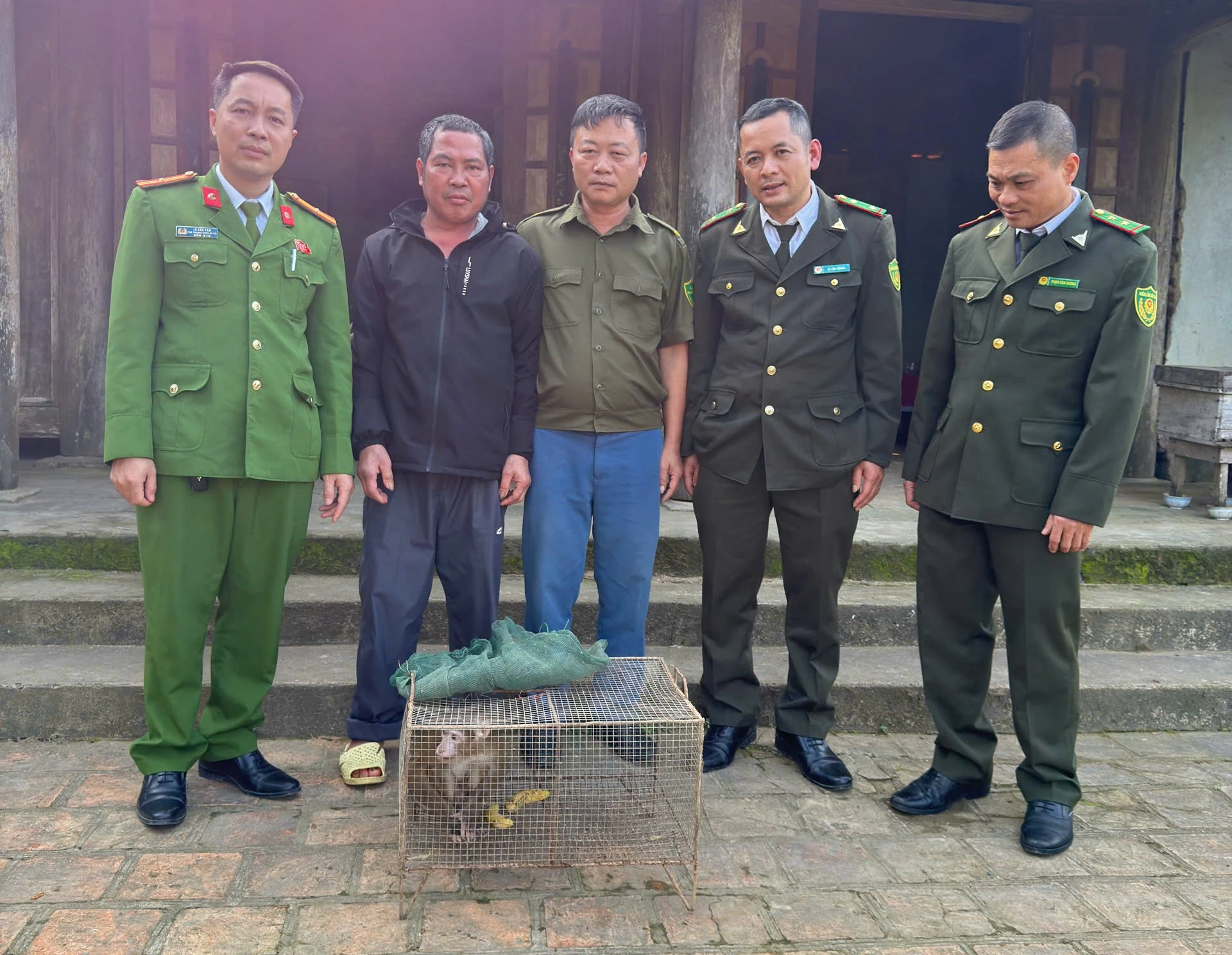 Người dân xã Tân Thành tự nguyện giao nộp cá thể khỉ quý hiếm