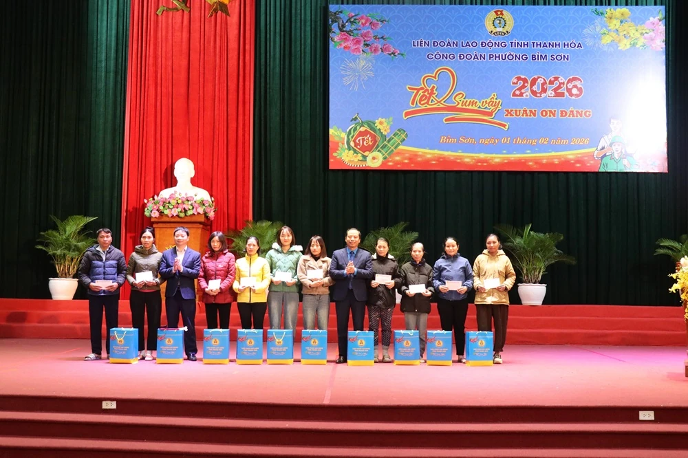 Công đoàn phường Bỉm Sơn trao 62 suất quà tết cho đoàn viên, người lao động