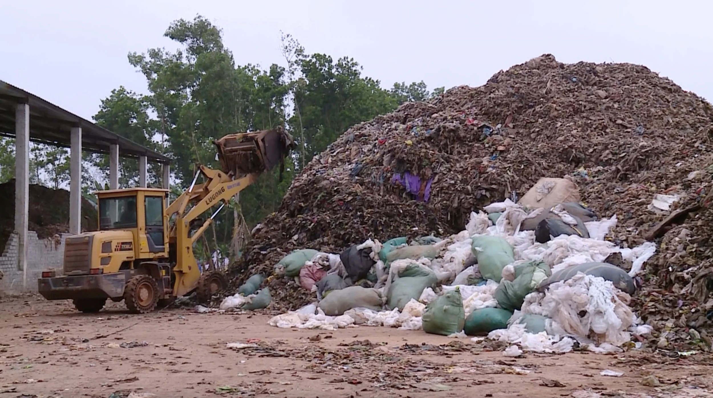 Sớm có phương án xử lý tình trạng quá tải bãi rác Đồi Cà