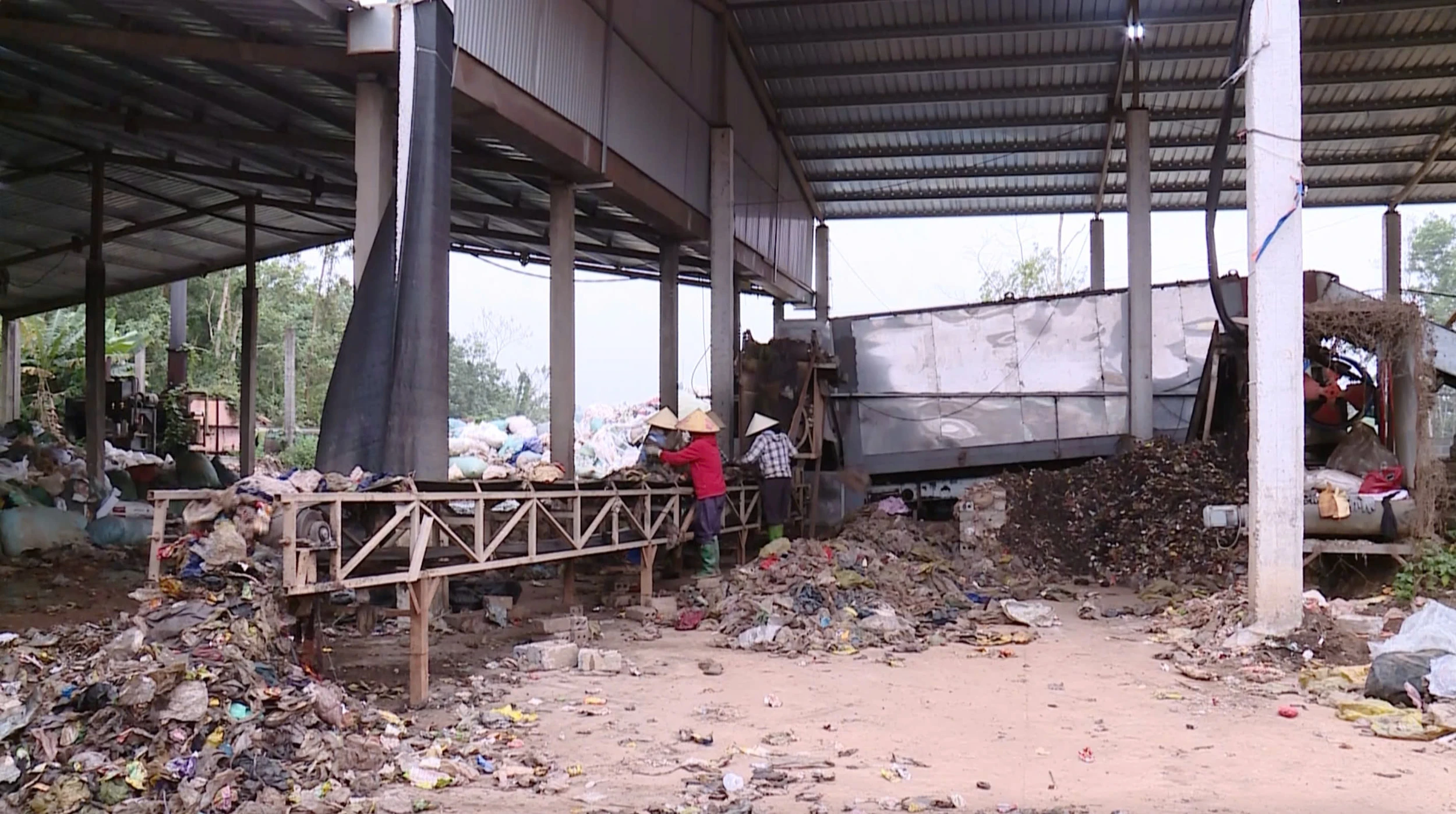 Sớm có phương án xử lý tình trạng quá tải bãi rác Đồi Cà