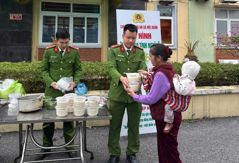 “Bát cháo nghĩa tình” - Ấm tình ngày Tết