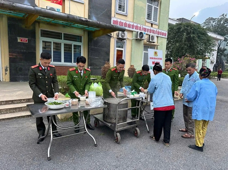 “Bát cháo nghĩa tình” - Ấm tình ngày Tết