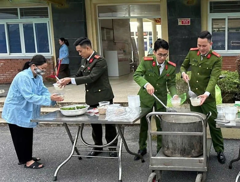 “Bát cháo nghĩa tình” - Ấm tình ngày Tết