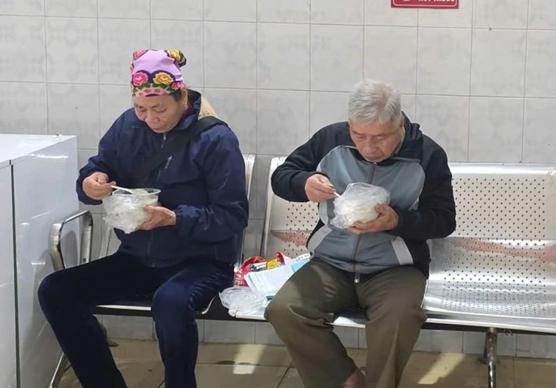 “Bát cháo nghĩa tình” - Ấm tình ngày Tết