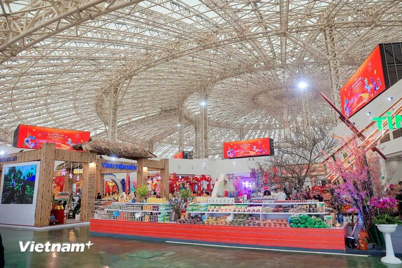 Hội chợ Mùa Xuân: Đặc sản 3 miền đổ bộ Thủ đô phục vụ mua sắm cao điểm Tết