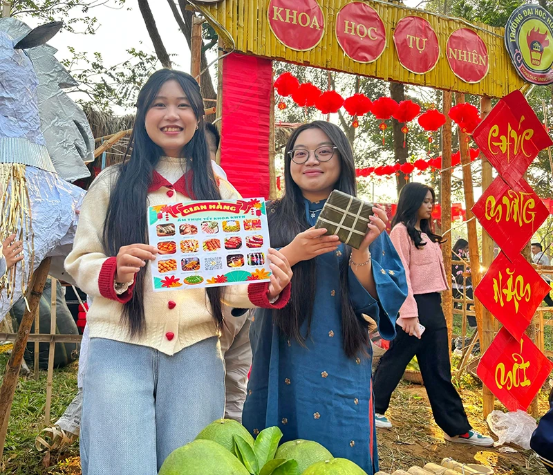 Sinh viên rộn ràng đón xuân về