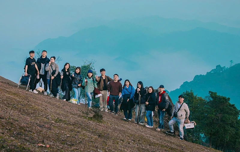 Chạm mây trên đỉnh núi