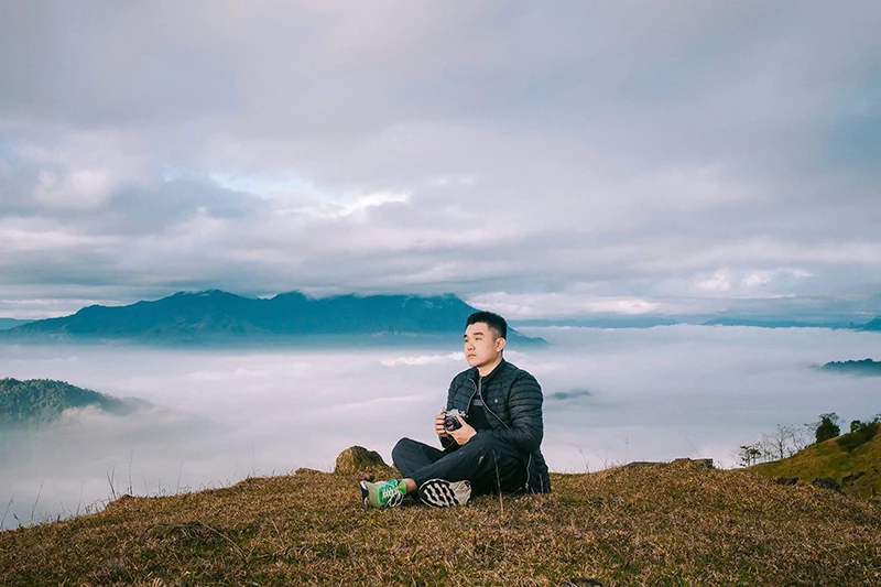 Chạm mây trên đỉnh núi