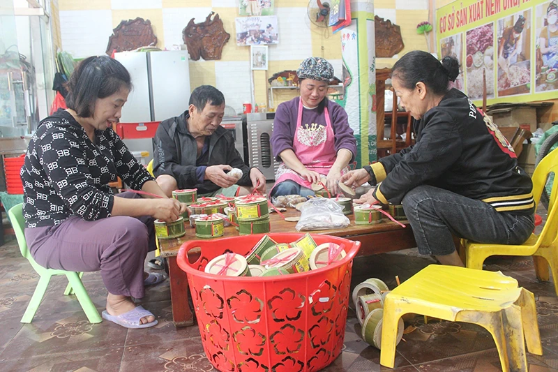 Người dân vùng cao chuẩn bị đặc sản phục vụ tết