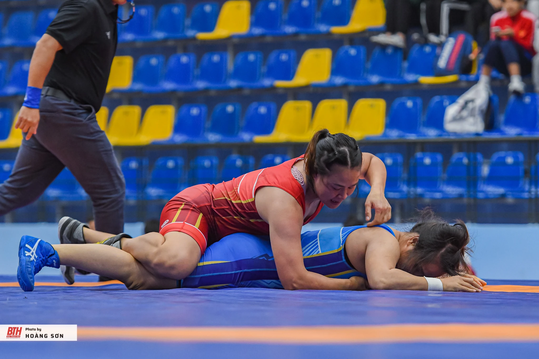 Giọt nước mắt trên thảm đấu và ký ức không quên của “nữ hoàng” vật xứ Thanh