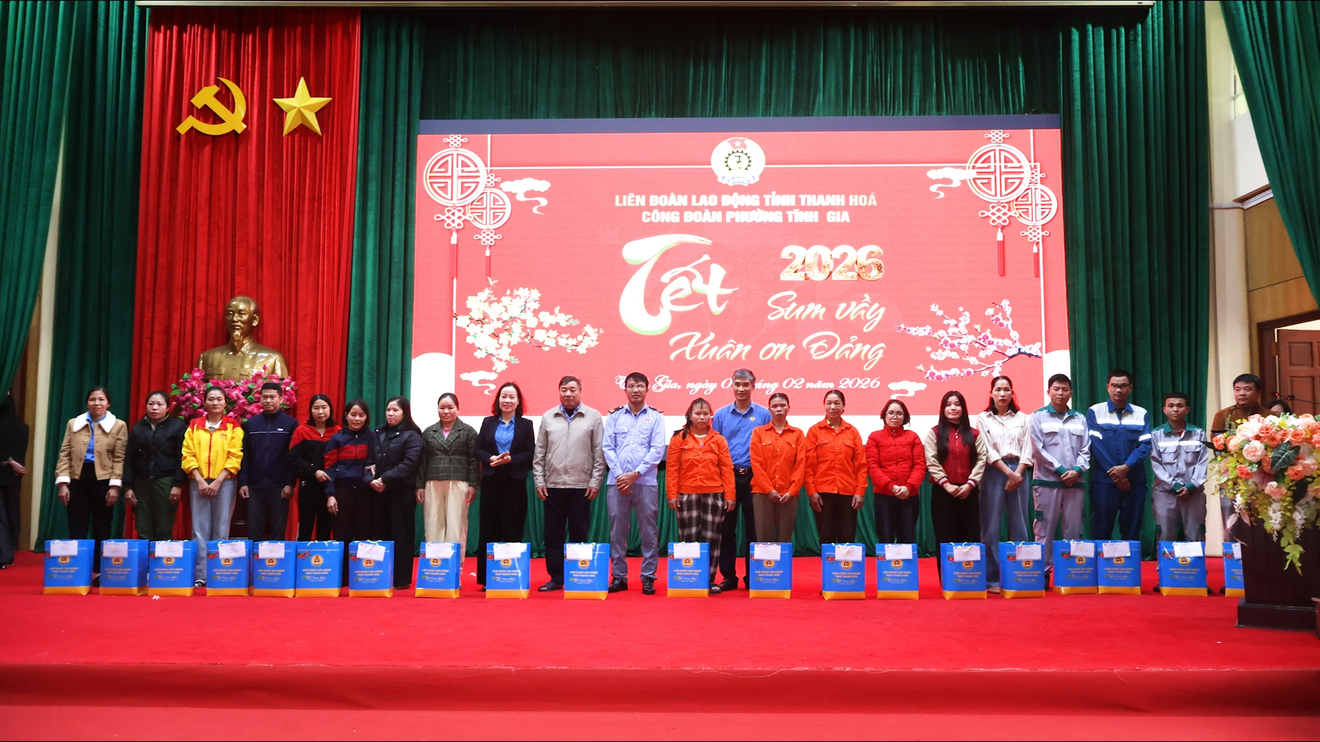 Công đoàn phường Tĩnh Gia trao 115 suất quà cho đoàn viên, người lao động