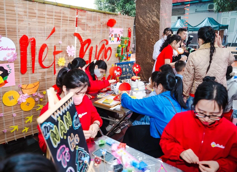 Gõ cửa phòng bệnh, mang Tết vào tim trẻ nhỏ