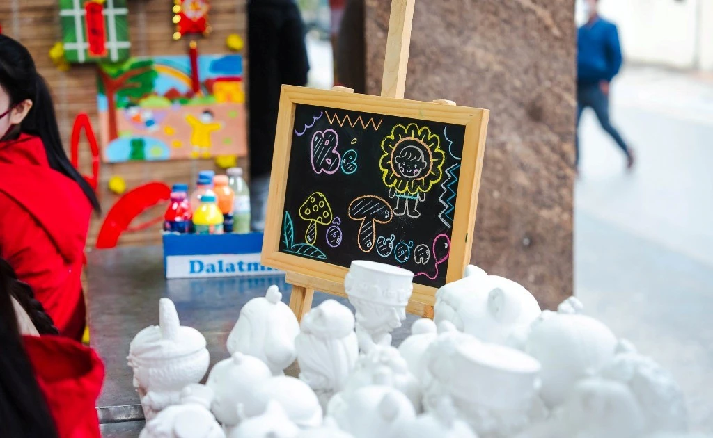 Gõ cửa phòng bệnh, mang Tết vào tim trẻ nhỏ