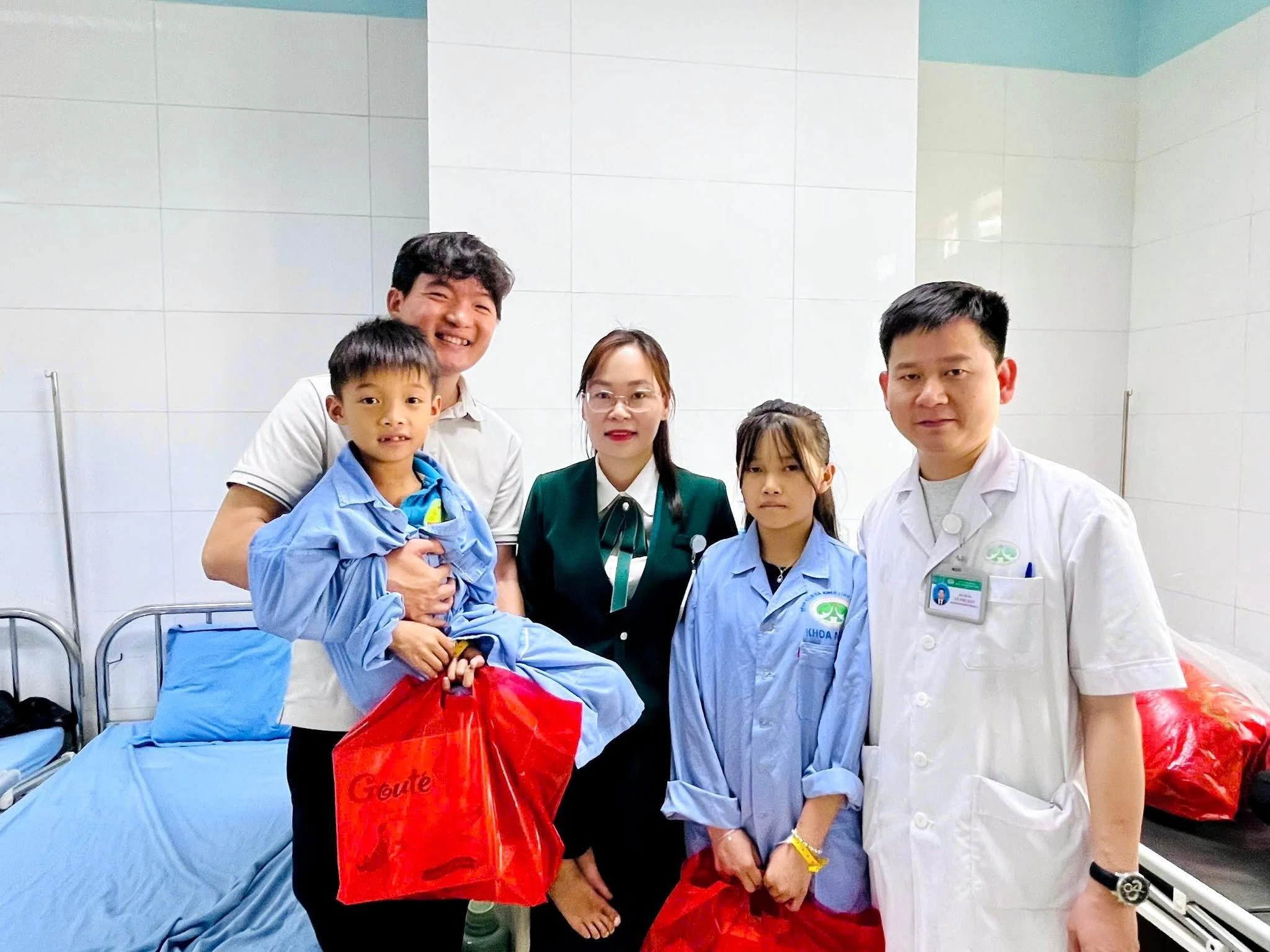 Gõ cửa phòng bệnh, mang Tết vào tim trẻ nhỏ