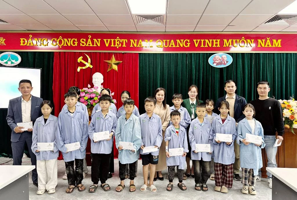 Gõ cửa phòng bệnh, mang Tết vào tim trẻ nhỏ