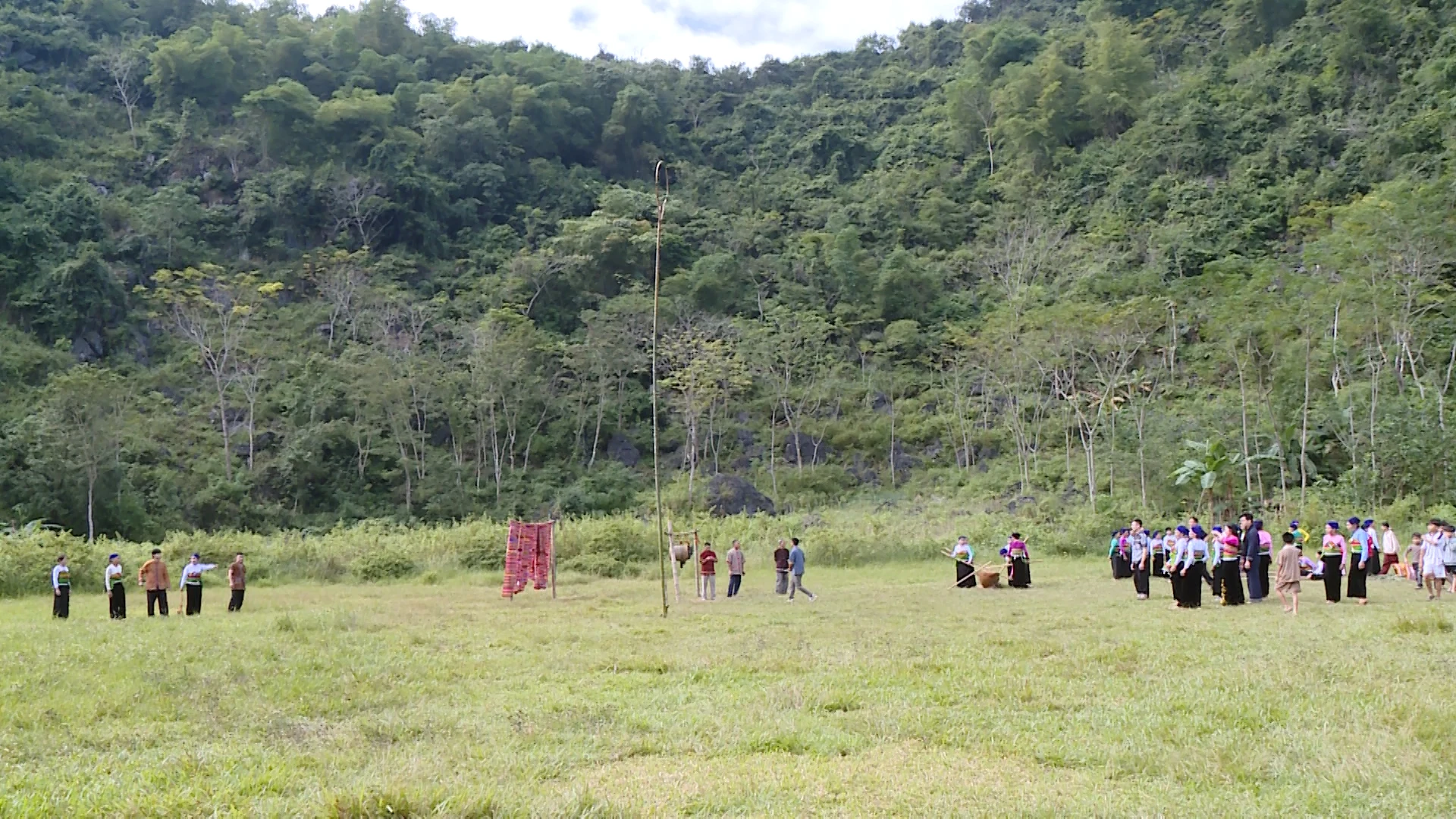 Ngày xuân về với hội ném còn bản Thái